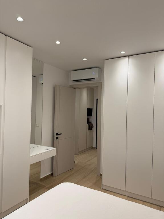 Jepet me qira 1+1 ZOGU I ZI 800€