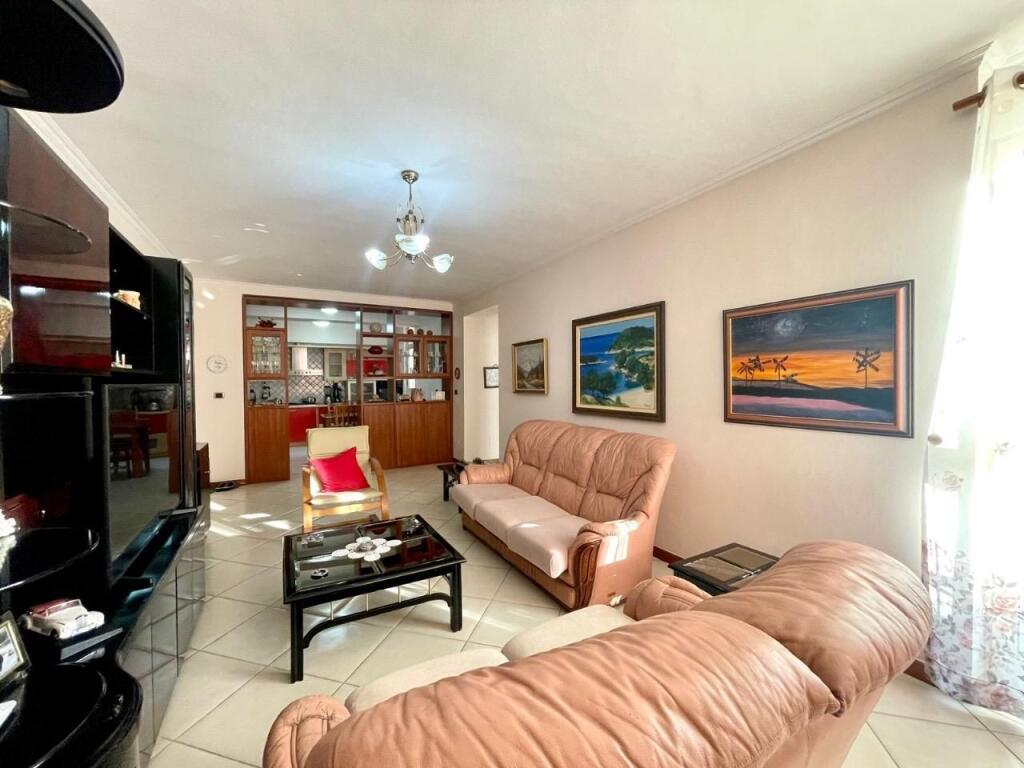 Shitet Apartament 3+1+2 Komuna e Parisit