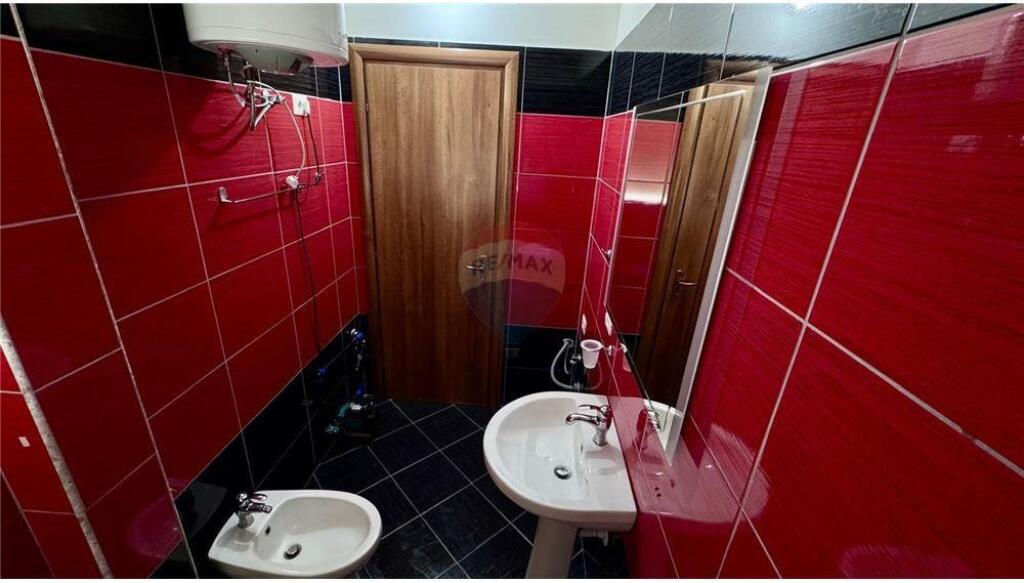 🏠 Apartament 2+1 – Për Qira 📍 Qendër, pranë Teatrit “Petro Marko” – Rr. Sulejman Delvina, Vlorë