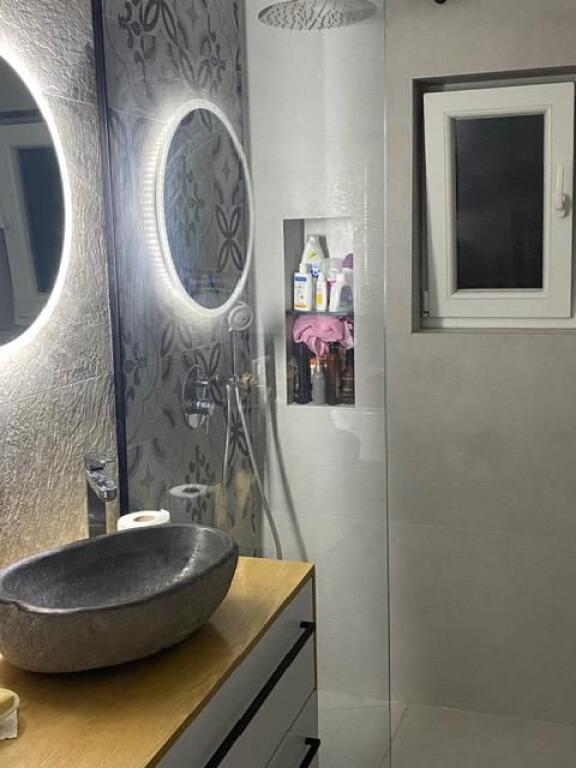 🏢Nella zona di Myslym Shyri, vicino al Tribunale di Primo Grado, si affitta un appartamento 1+1 arredato. 750Euro   