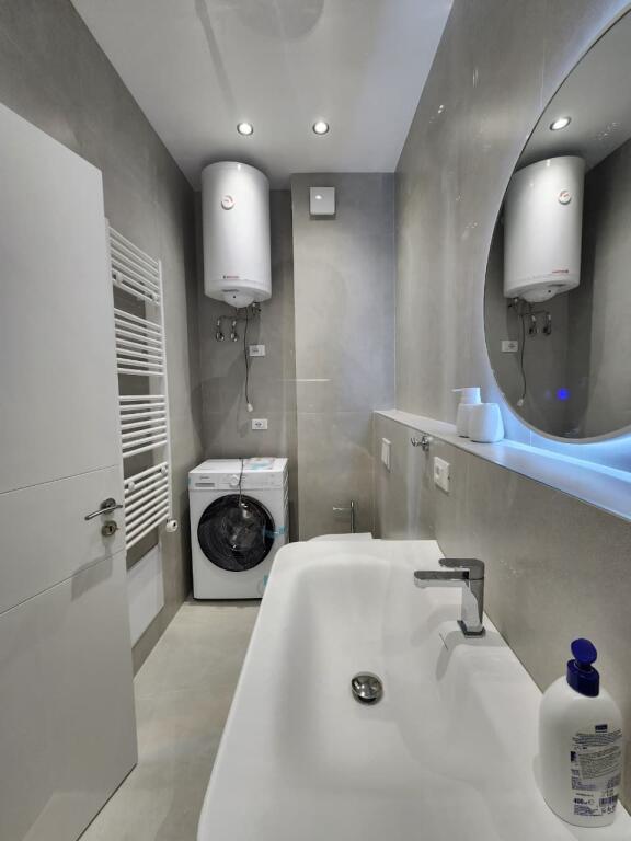 Super apartament me Qira 2+1+2wc+ 1 Poste parkimi (📍Komuna e parisit-Përballë Kika 2) - 110 m2 - 100% I Ri  🔥🔥 1.100 eu/Muaj ( përfshirë dhe parkimin)