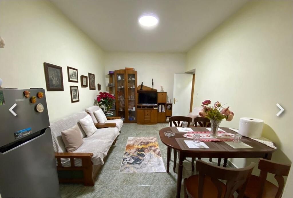 🏢Presso lo Stadio Dinamo, vicino alla Credins Bank, si affitta un appartamento 2+1 arredato. 75.000 Leke