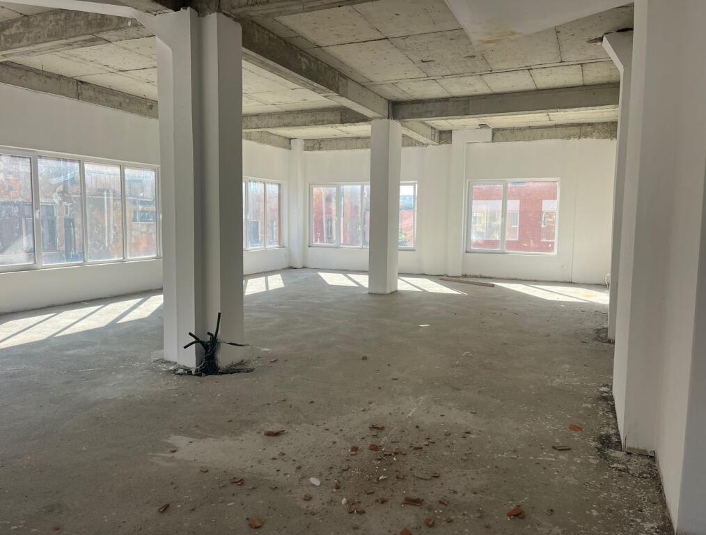 ZYRE ME QERA 500 M2 RRUGA E DIBRES 4.000 EURO