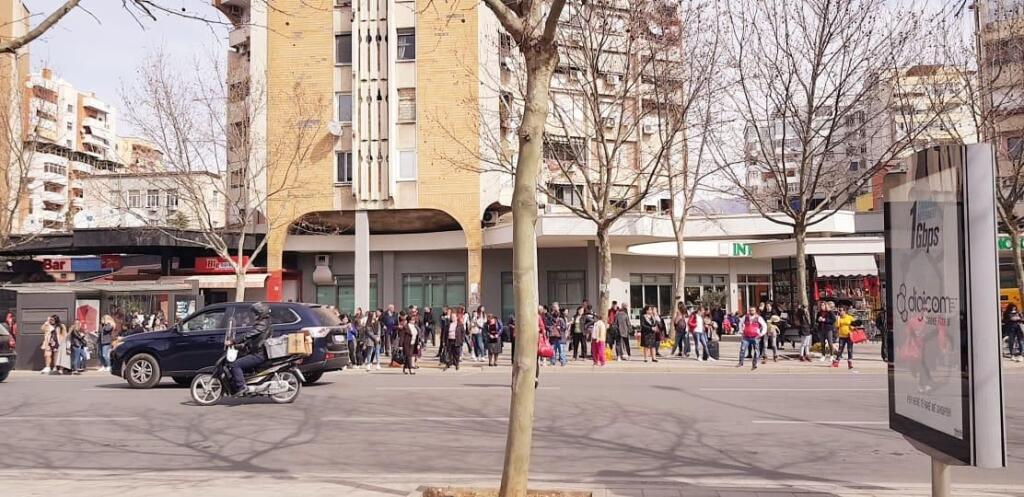 Shiten 2 apartamente per airbnb tek 9 kateshet 1+1 dhe garsionere