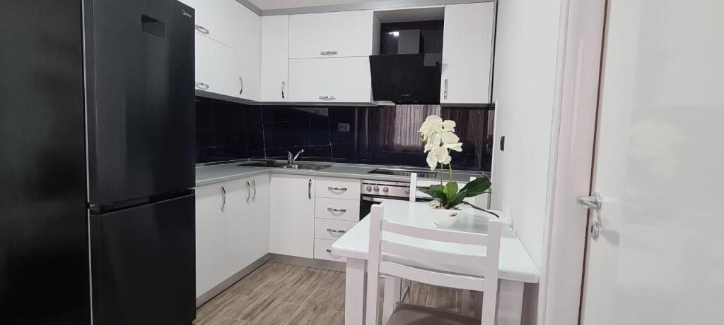 Ne zonen e 5 Majit,pas Concord Center  jepet me qera, ne katin e II-te te nje vile 1+1, e mobiluar 35,000Leke