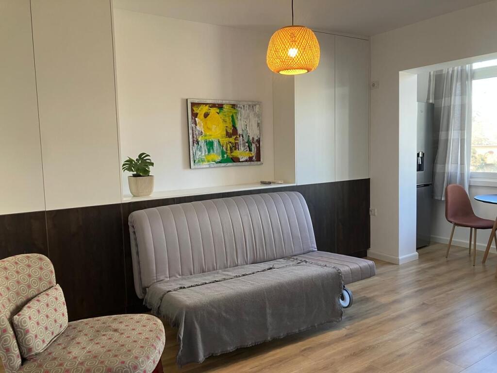 🏢Ne zonen e Myslym Shyrit,prane Postes Qendrore Shqiptare jepet me qera garsoniere 35m2,e mobiluar  50,000LEKE     