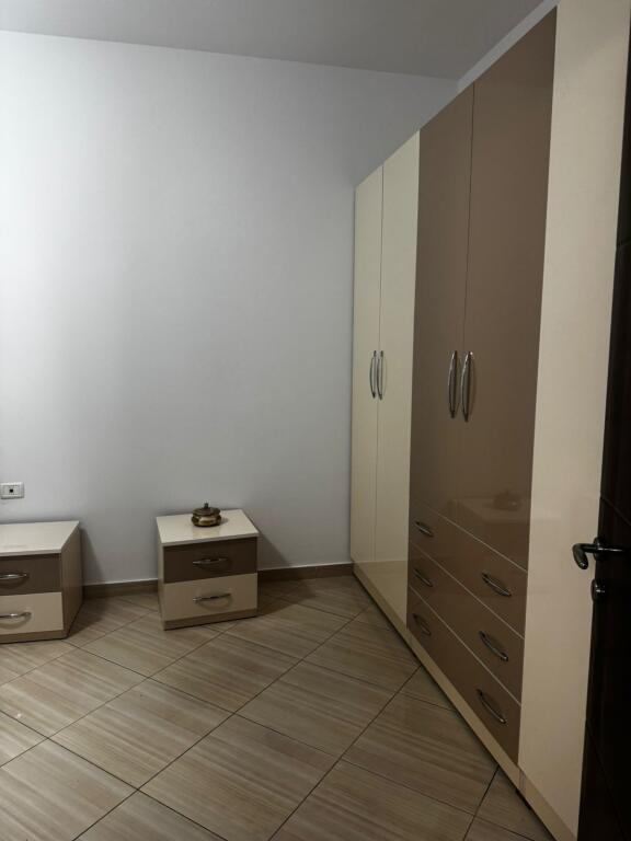 Apartament me qera 1+1 stacioni i fundit Shkoze