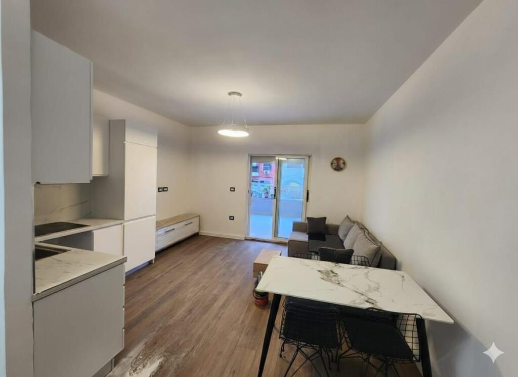 Apartament 1+1 +Verande ne shitje tek Komuna e Parisit, Prane Rrethrrotullimit (ID D8141A4)