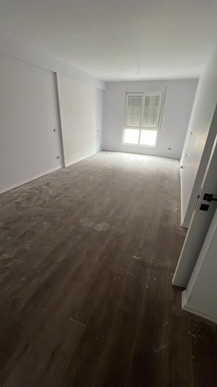 🏢Rruga 5 Maji,prane Oda Lounge jepet me qera apartament 2+1,Bosh.40,000Leke