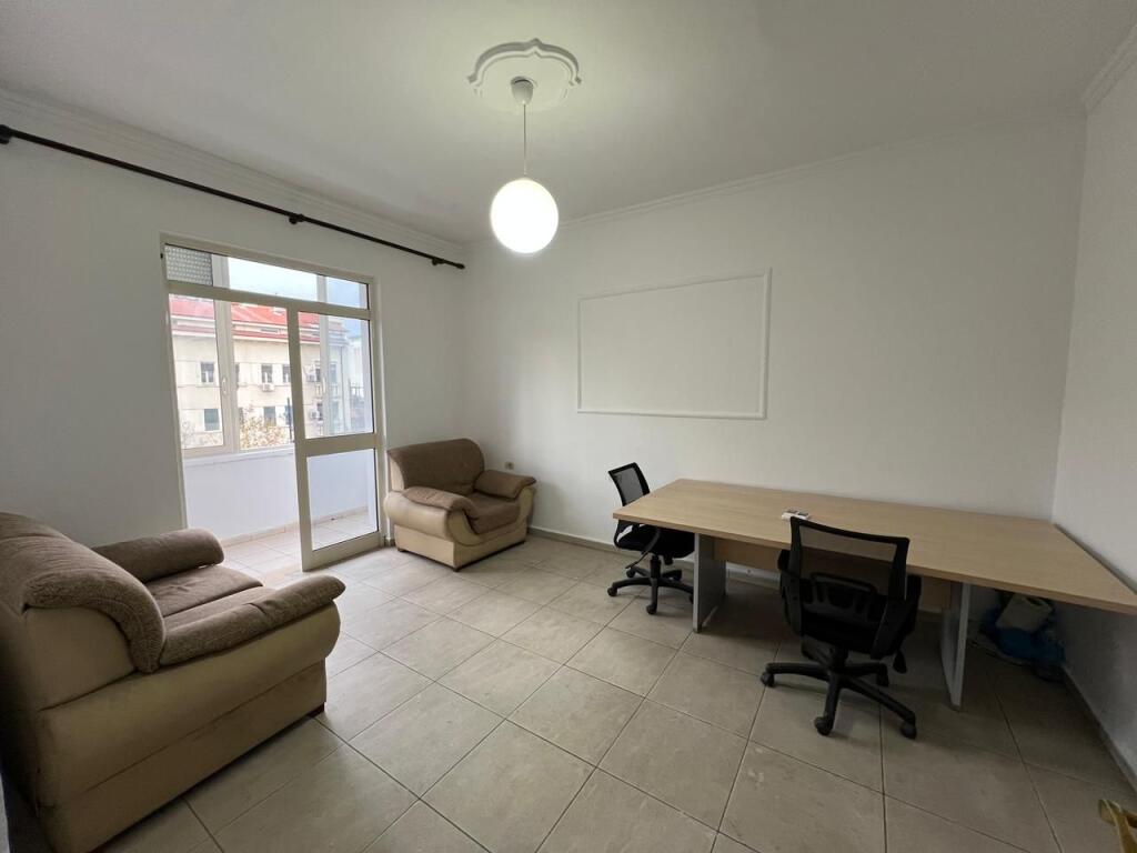 Jepet me Qira Apartament 2+1, “Bulevardi Zogu i Parë”, Tiranë
