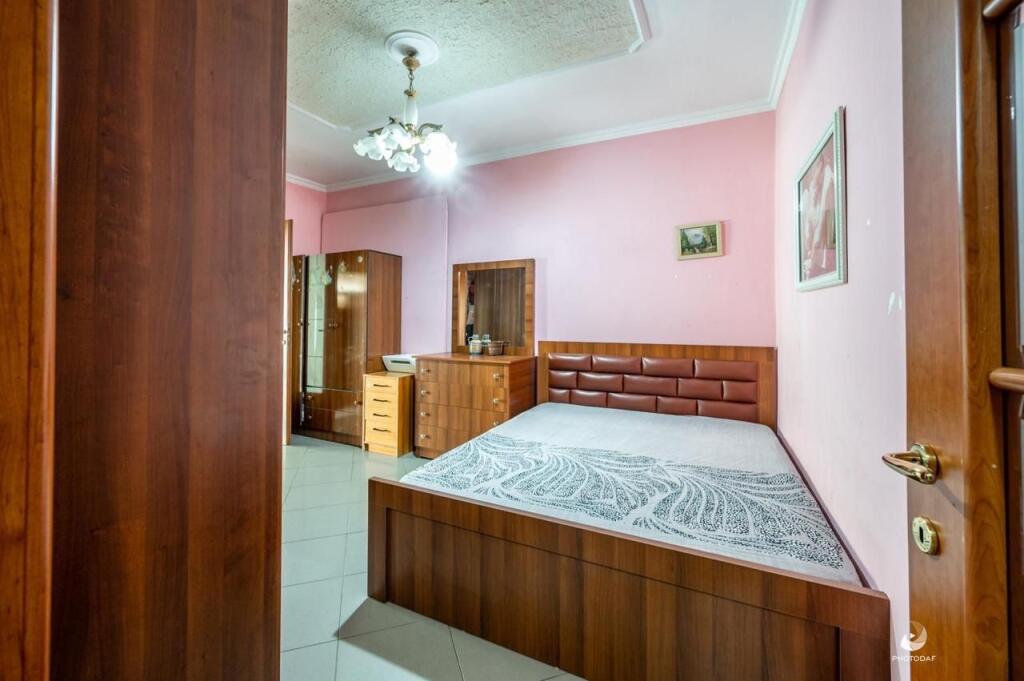 🏢Ne zonen e Myslym Shyrit,prane Karburant Kastratit  jepet me qera apartament,2+1,i mobiluar. 60,000Leke   