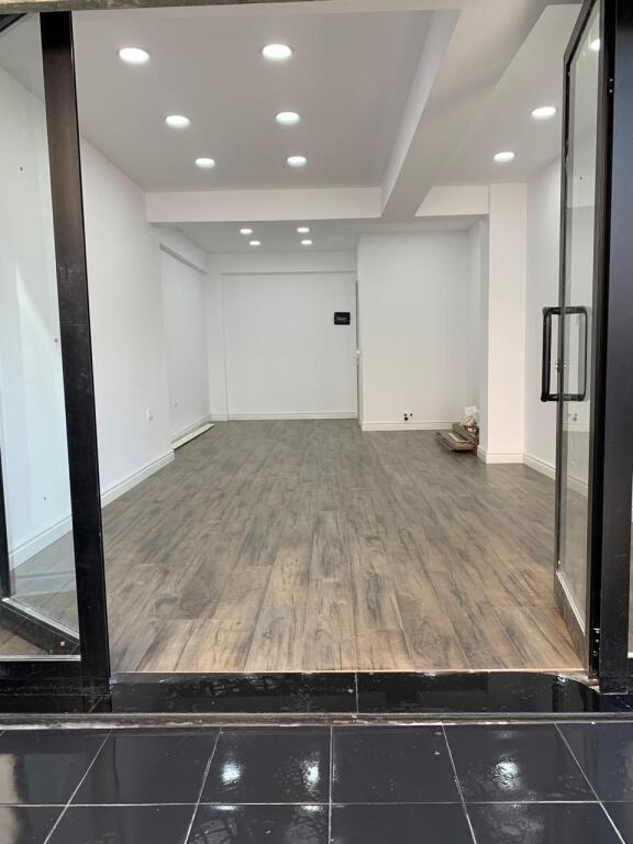 🏪 Shitet Dyqan buzë rruge – Laprakë 📍 Pallatet e Arabit