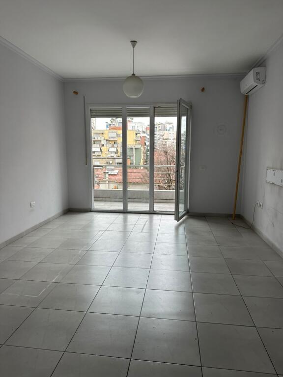 Apartament 1+1 per zyra dhe banim, Pazari I Ri, afer Lincoln Center