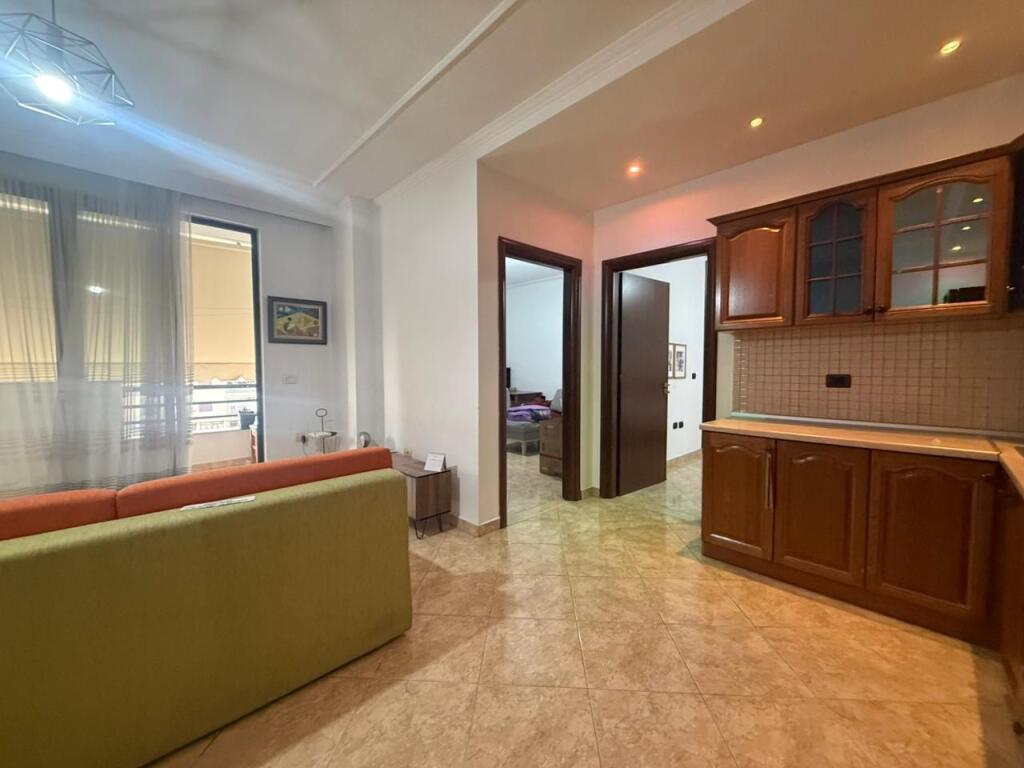 APARTAMENT 2+1  ME QIRA –  📍KOMPLEKSI PANORAMA, PRANE STACIONIT TE TRENIT