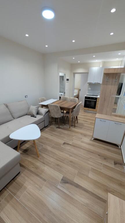 Jepet me Qera Shtepi Private 2+1 tek Kafja e Remes.