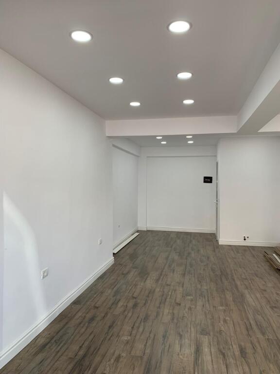 🏪 Shitet Dyqan buzë rruge – Laprakë 📍 Pallatet e Arabit