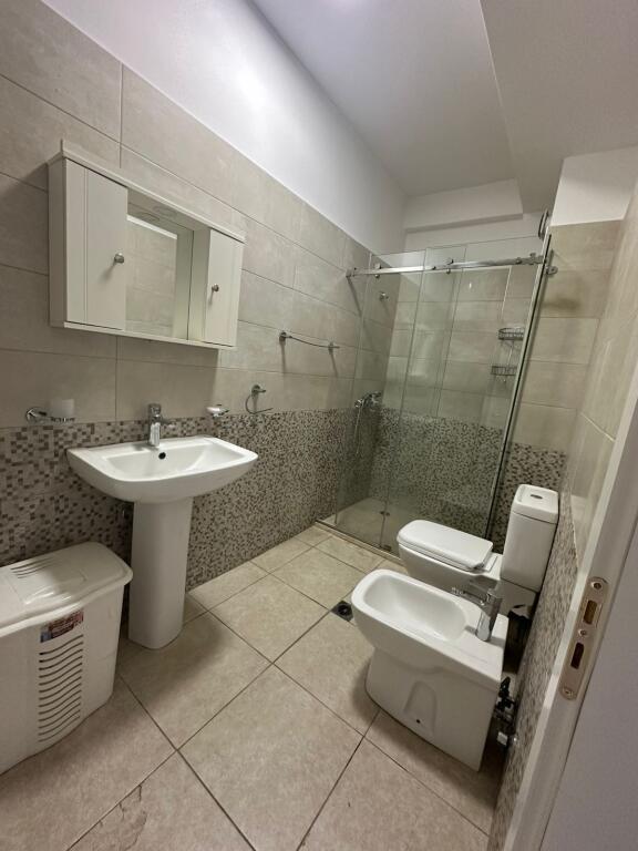 Apartament 1+1 per zyra dhe banim, Pazari I Ri, afer Lincoln Center