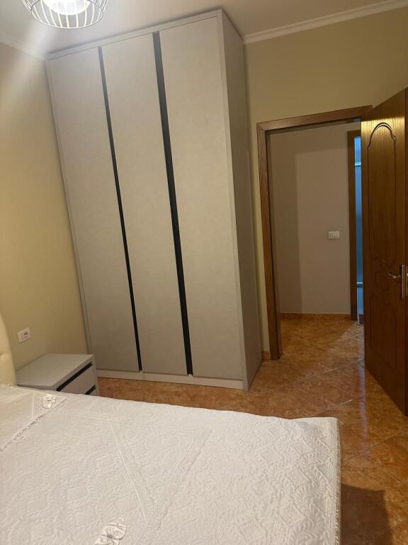 Jepet me qera apartament 2+1 tek bulevardi i ri