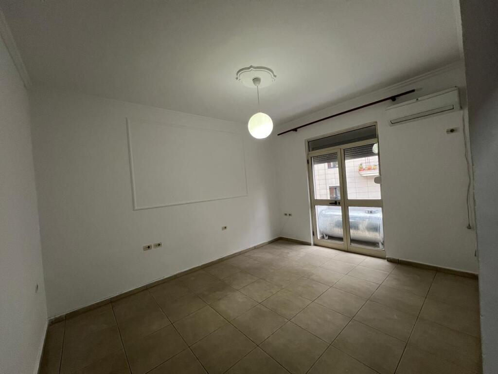 Jepet me Qira Apartament 2+1, “Bulevardi Zogu i Parë”, Tiranë