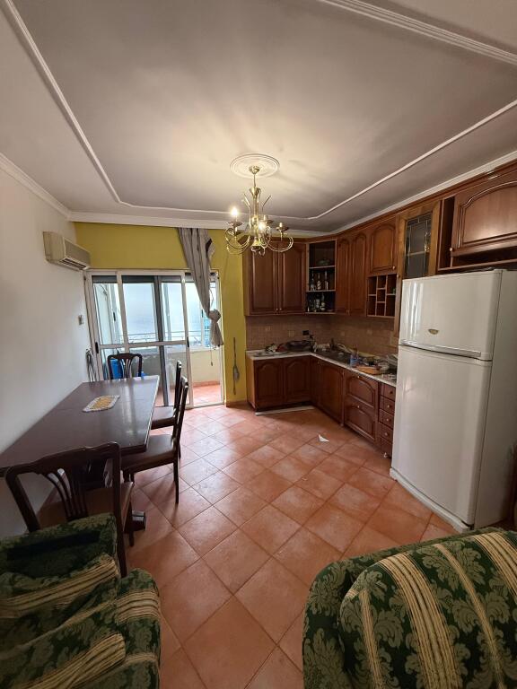 Apartament 2+1 me qera, ne zonen e Bllokut