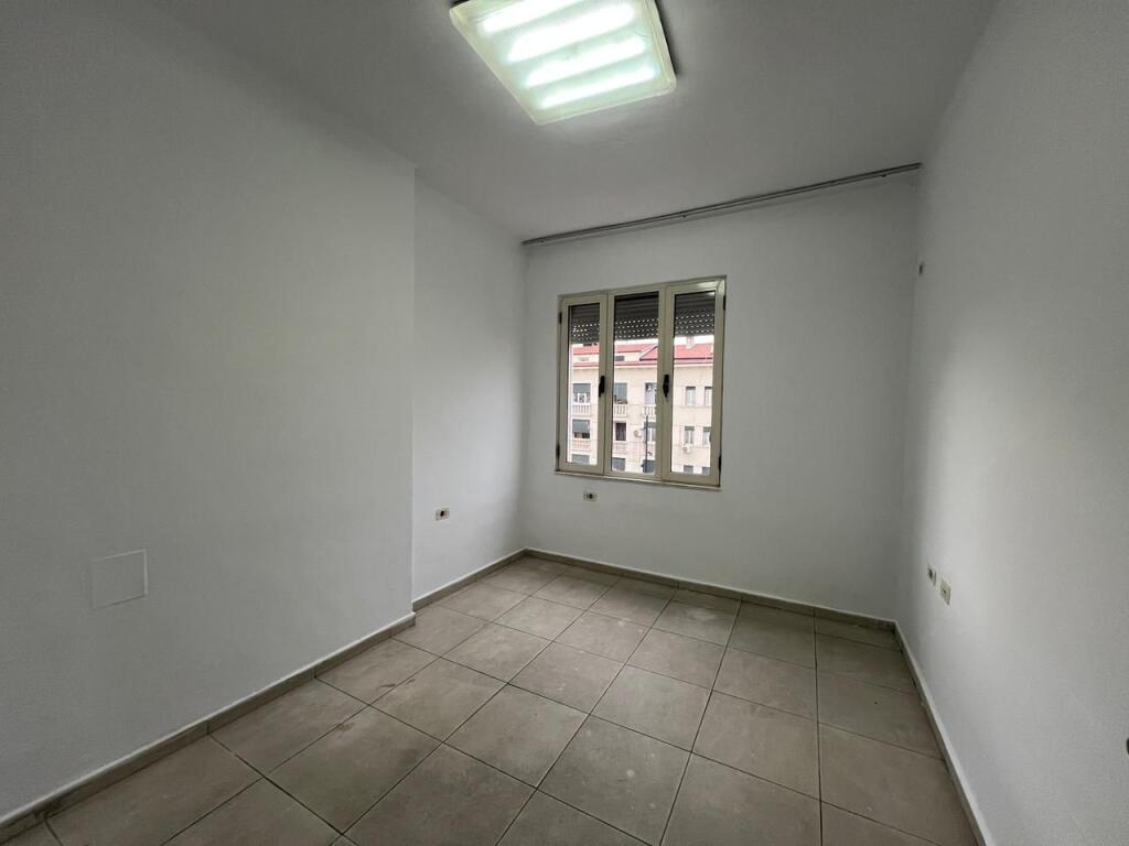 Jepet me Qira Apartament 2+1, “Bulevardi Zogu i Parë”, Tiranë