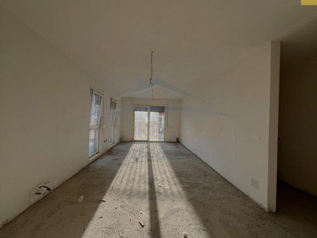 Shitet, Apartament 2+1+2, Xhamlliku, Tiranë.