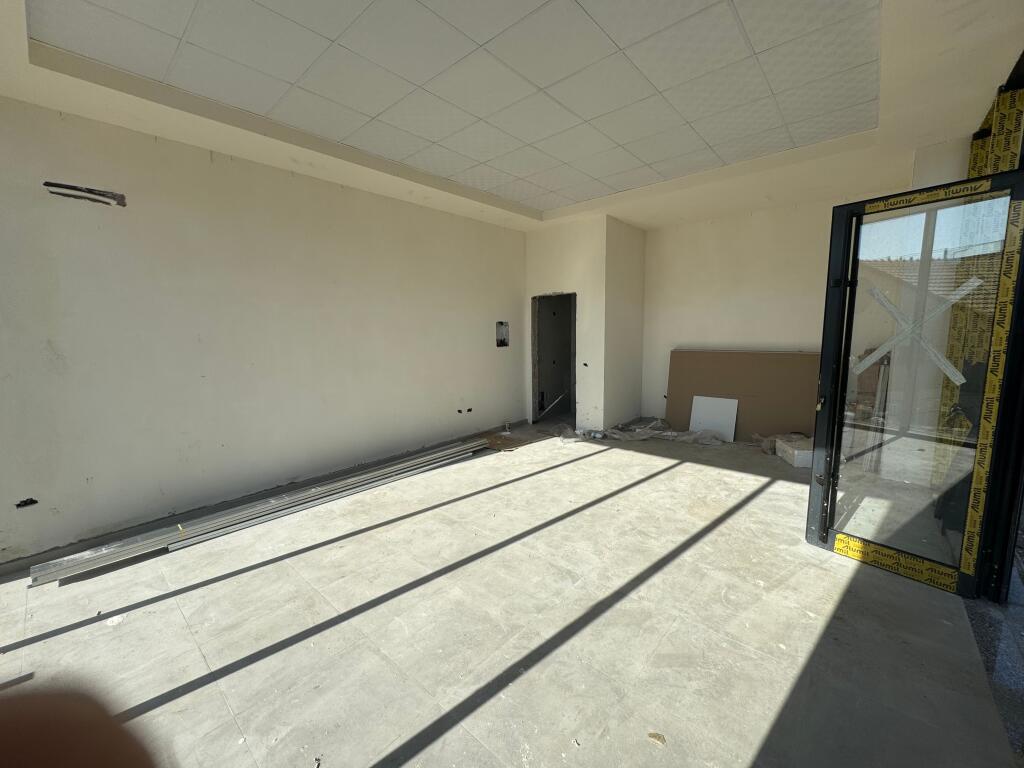 Shop for rent, Paskuqan