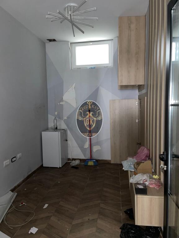 🏢 AMBIENTE ZYRE ME QERA – Pranë Blue Star Center, Durrës