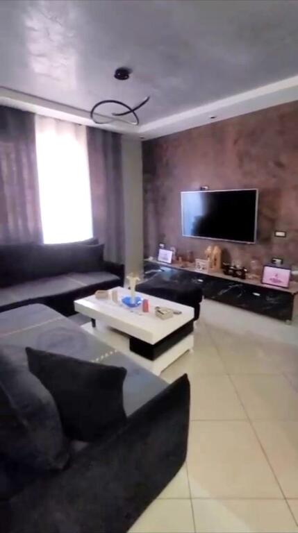 🏢Pak minuta larg Kopshtit Botanik,Rr.Selita e Vjeter jepet me qera apartament 3+1,i mobiluar.50,000Leke