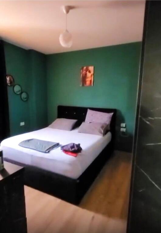 🏢Pak minuta larg Kopshtit Botanik,Rr.Selita e Vjeter jepet me qera apartament 3+1,i mobiluar.50,000Leke