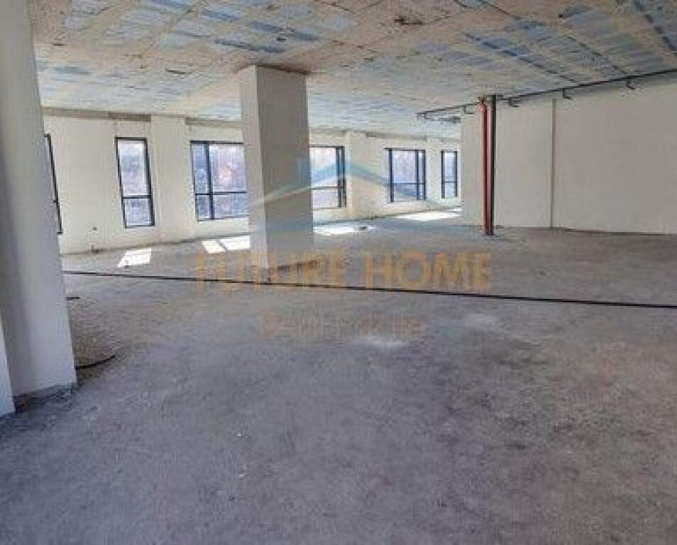 Qira, Ambient+2 Poste Parkimi, Rruga Hoxha Tahsim