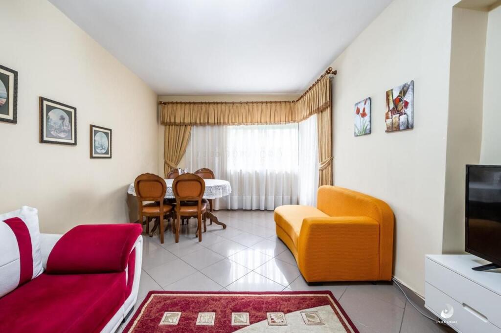 🏢Ne zonen e Myslym Shyrit,prane Karburant Kastratit  jepet me qera apartament,2+1,i mobiluar. 60,000Leke   