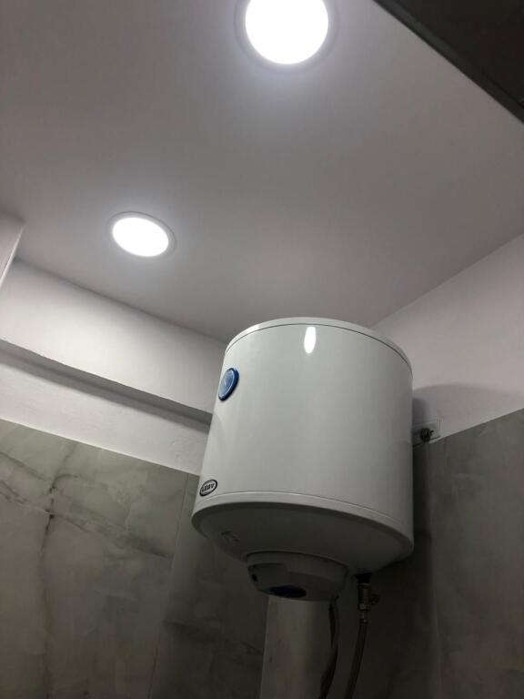 🏪 Shitet Dyqan buzë rruge – Laprakë 📍 Pallatet e Arabit