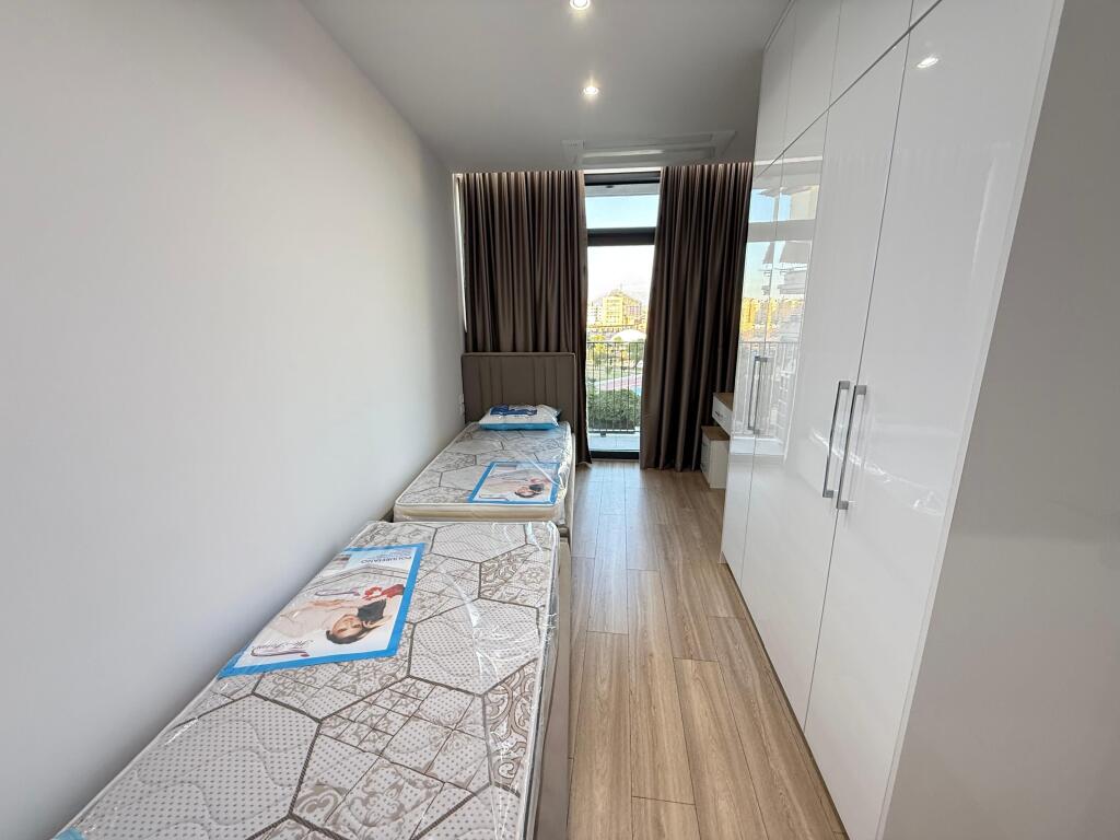 📣 QERA SUPER Apartament 2+1 Me Parking 📍 Lake View Residence , Liqeni Artificial ✨   🏢 Ndertim i Ri  🪜 Kati 1 (Me 2 Ashensor)  🛋️ Arreuar Ne Menyre Bashkekohore Me Arkitekt   💶 Cmimi 1.300 Euro