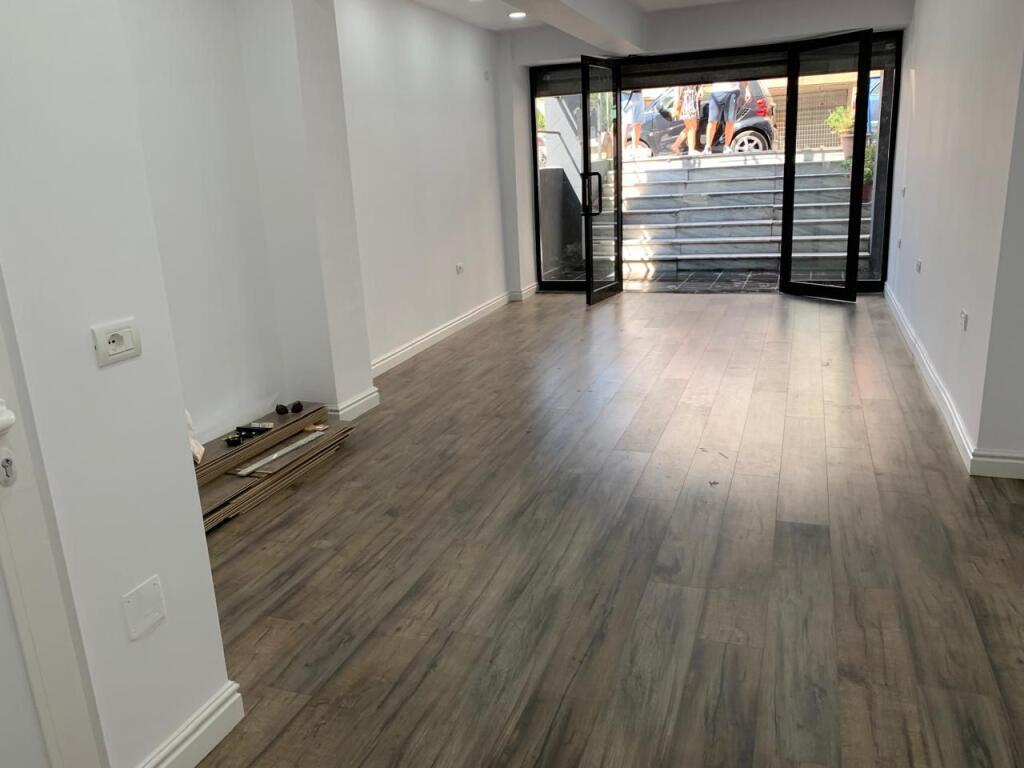 🏪 Shitet Dyqan buzë rruge – Laprakë 📍 Pallatet e Arabit