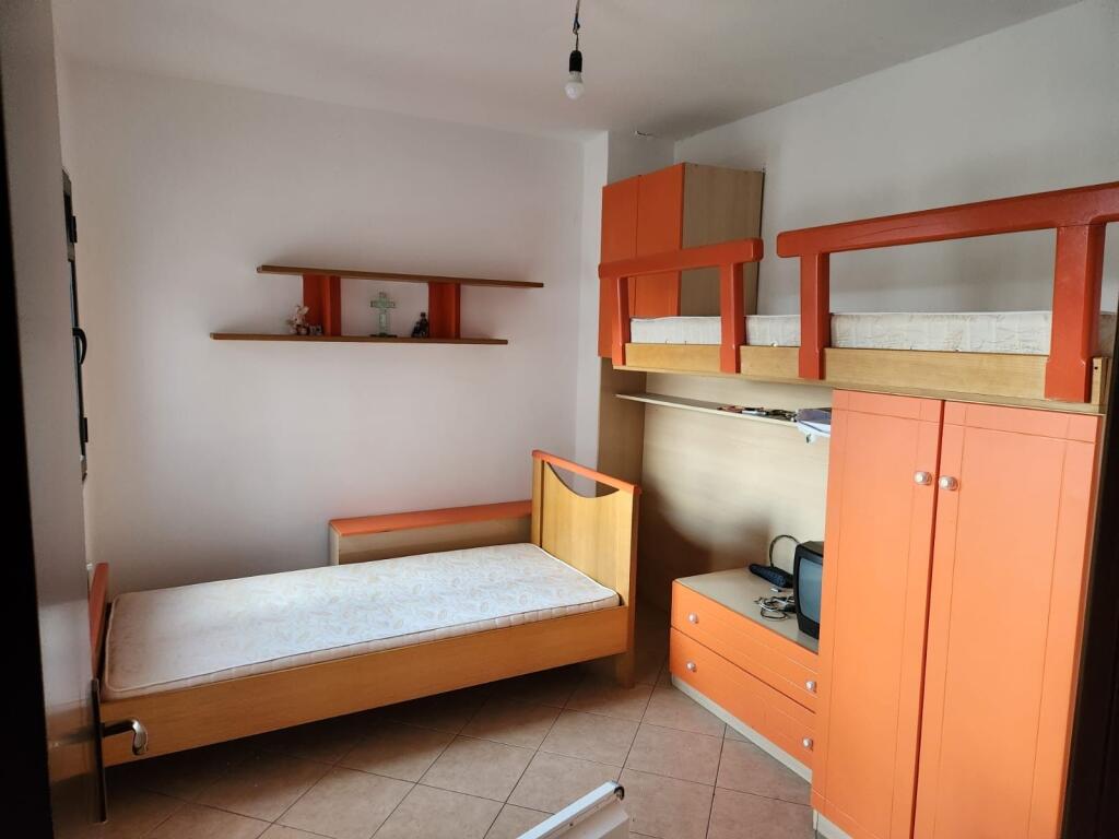 Kthesa e Kamzës, jepet me qira apartament 2+1!