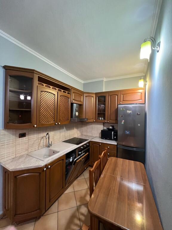 Jepet me qira apartament 3+1 te Komuna e Parisit!