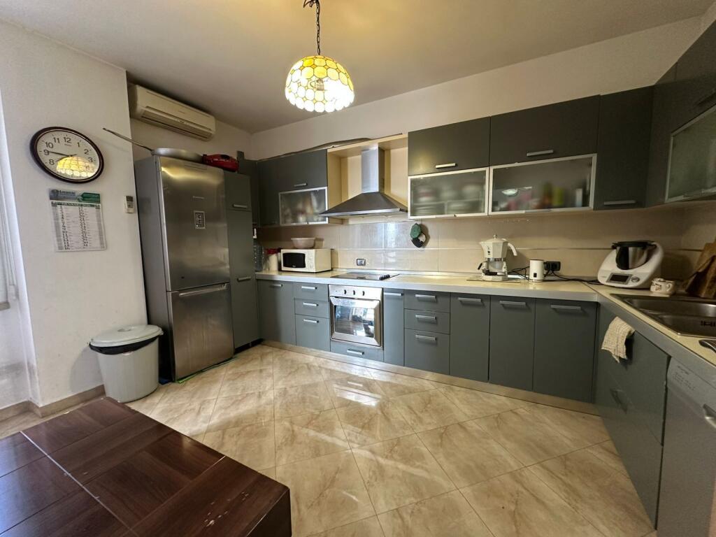 vendesi appartamento 3+1+2+Veranda palazzi Cabej 195000 euro