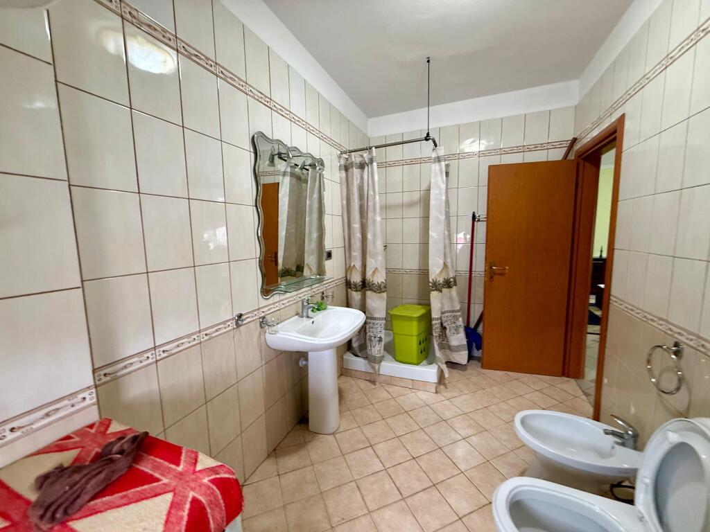 📣 QERA Apartament 1+1+Studio 📍 Prane Rruges Se "Bogdaneve" ✨   🏢 Ndertim i Ri  🪜 Kati 1 (Banim)  🛋️ Totalisht i Mobiluar  📐 Siperfaqe 74 m2   💶 Cmimi 65.000 Leke