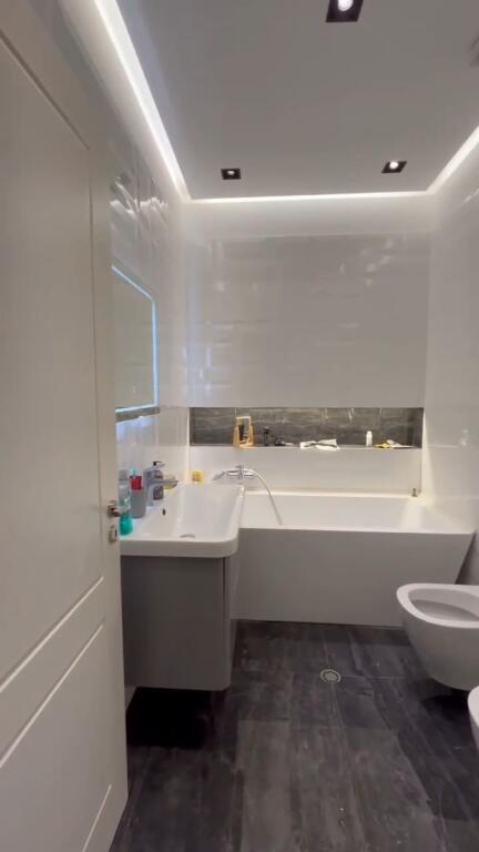 LIQENI THATE  Shesim super apartament 3+1+2+verande.