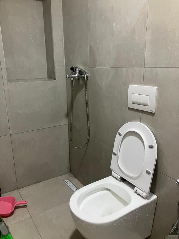 🏢Ne zonen e Myslym Shyrit,prane Postes Qendrore Shqiptare jepet me qera garsoniere 35m2,e mobiluar  50,000LEKE     