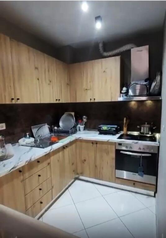 🏢Pak minuta larg Kopshtit Botanik,Rr.Selita e Vjeter jepet me qera apartament 3+1,i mobiluar.50,000Leke