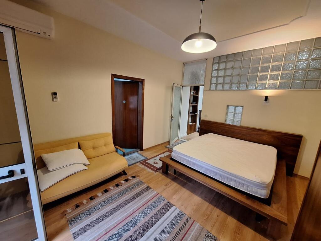Apartament 1+1 per qira  Kat i pare banim, pallat ekzistues i investuar 50m2 Uje dhe drita te perfshira ne cmim 700€/muaj