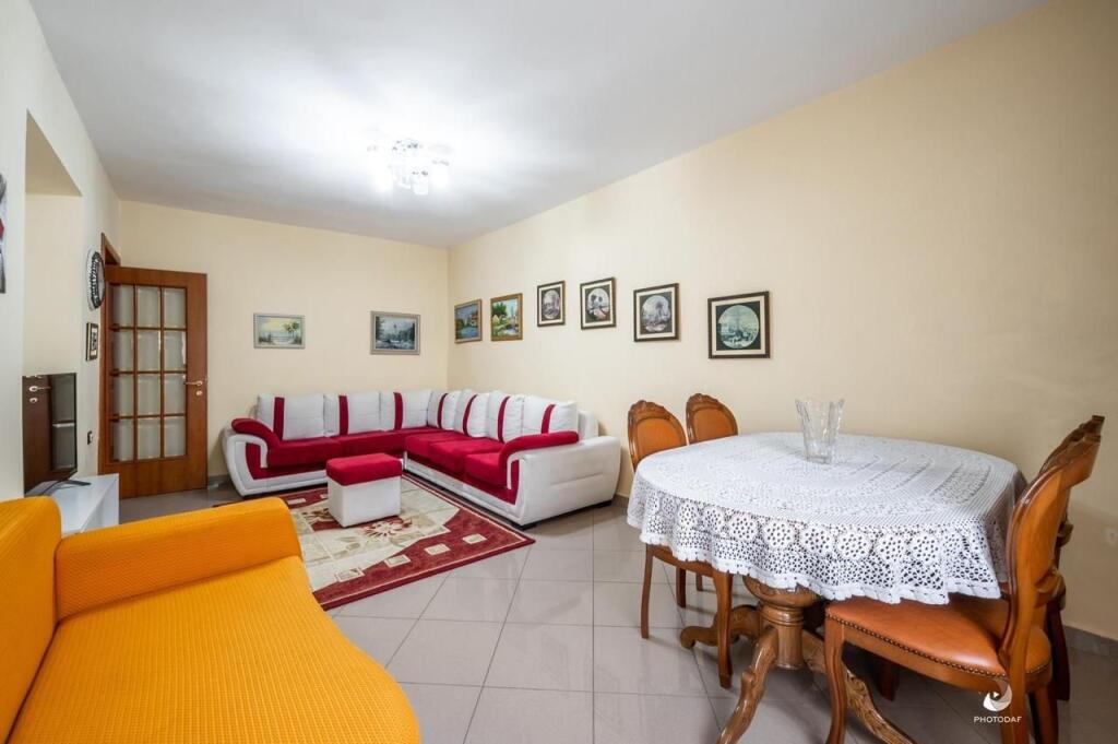 🏢Ne zonen e Myslym Shyrit,prane Karburant Kastratit  jepet me qera apartament,2+1,i mobiluar. 60,000Leke   