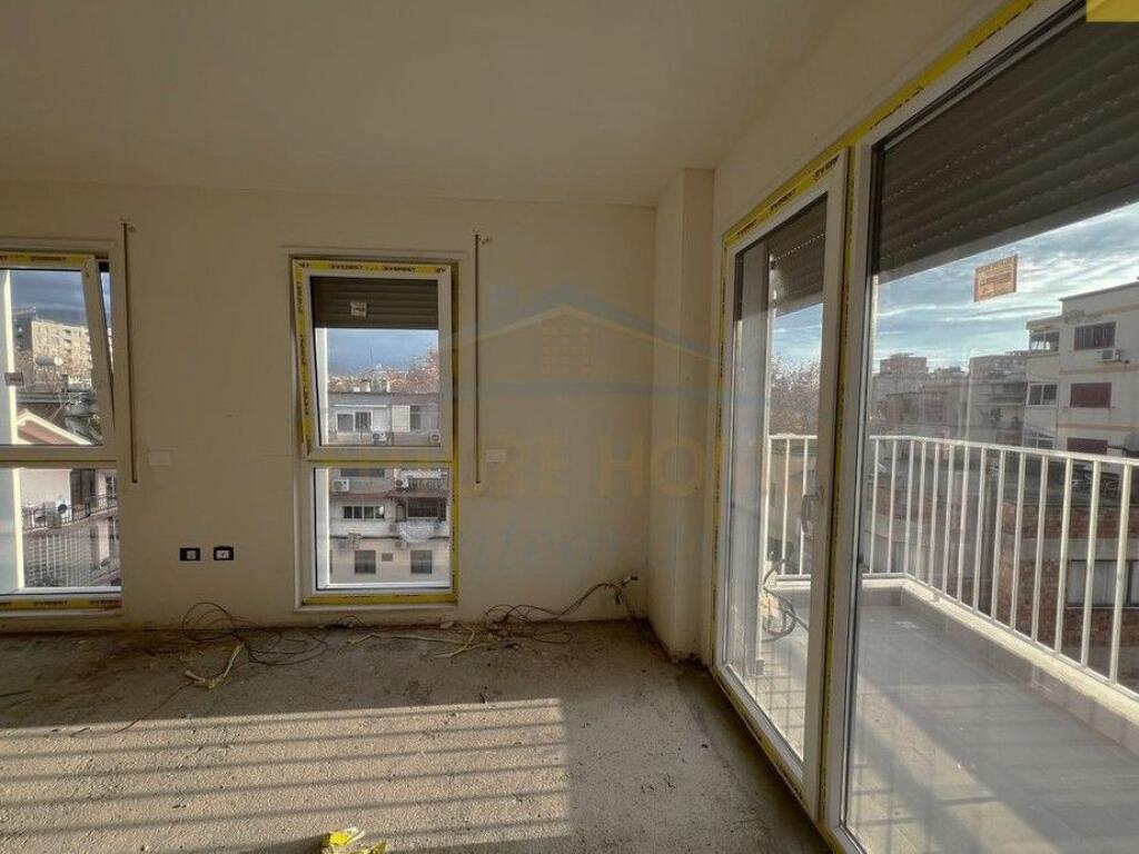 Shitet, Apartament 2+1+2, Xhamlliku, Tiranë.