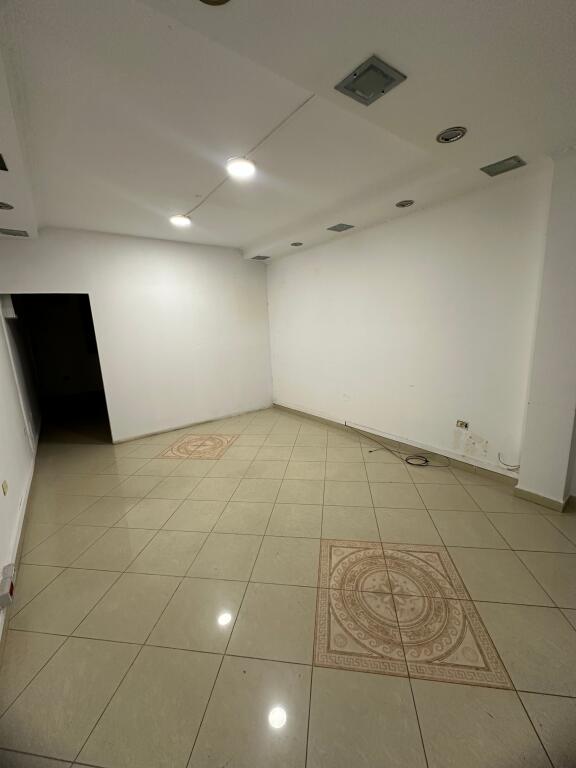 Negozio in affitto sulla strada principale, Scuola Ali Demi,🏷️55.000 Leke