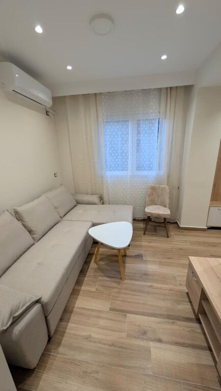 Jepet me Qera Shtepi Private 2+1 tek Kafja e Remes.