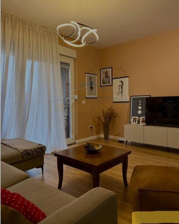 Shitet, Apartament 2+1+2, Rruga e Barrikadave, Tiranë