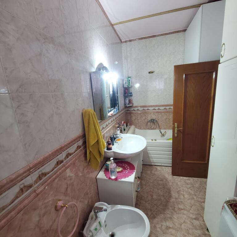 Apartament 3+1 ne shitje tek Rruga e Kavajes