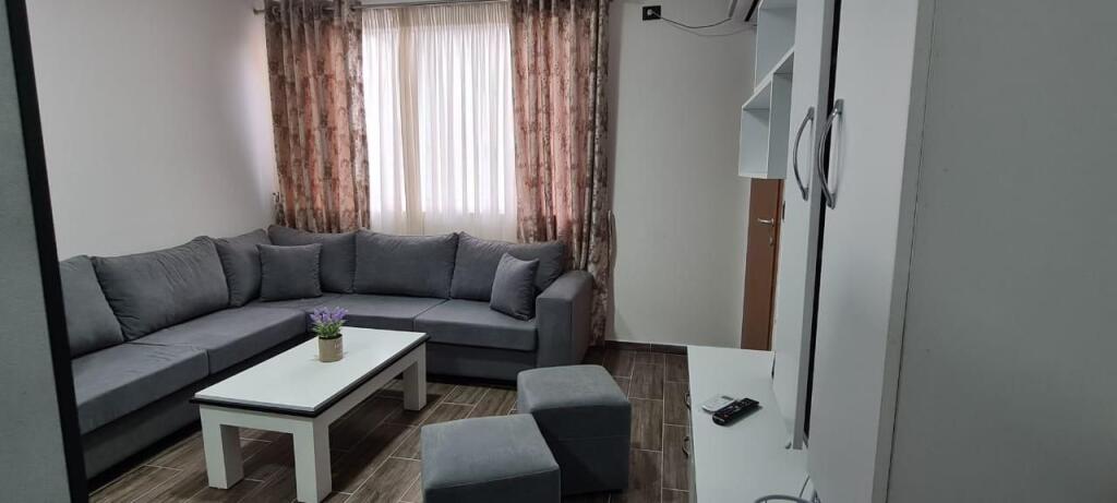 Ne zonen e 5 Majit,pas Concord Center  jepet me qera, ne katin e II-te te nje vile 1+1, e mobiluar 35,000Leke